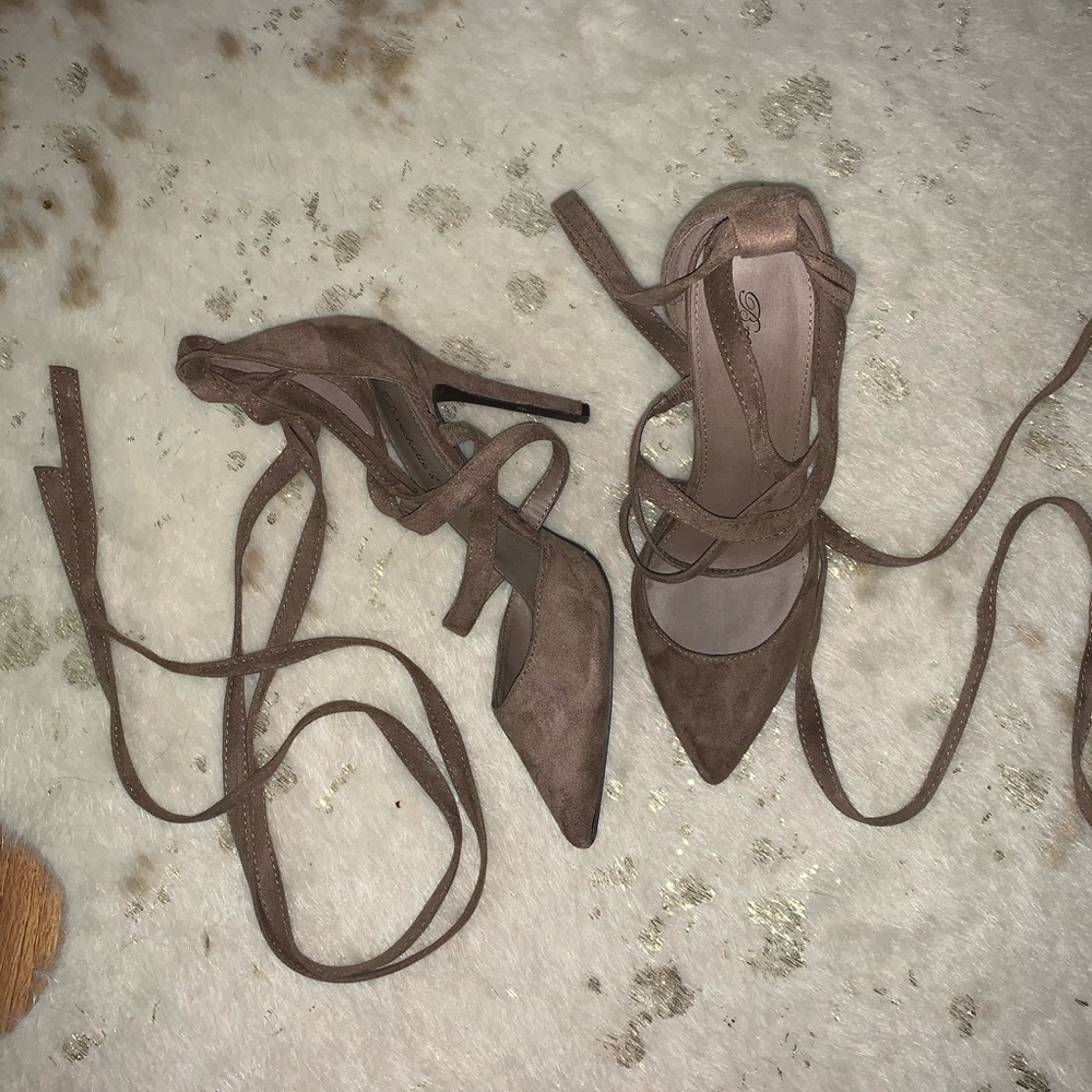 Pointed toe heel